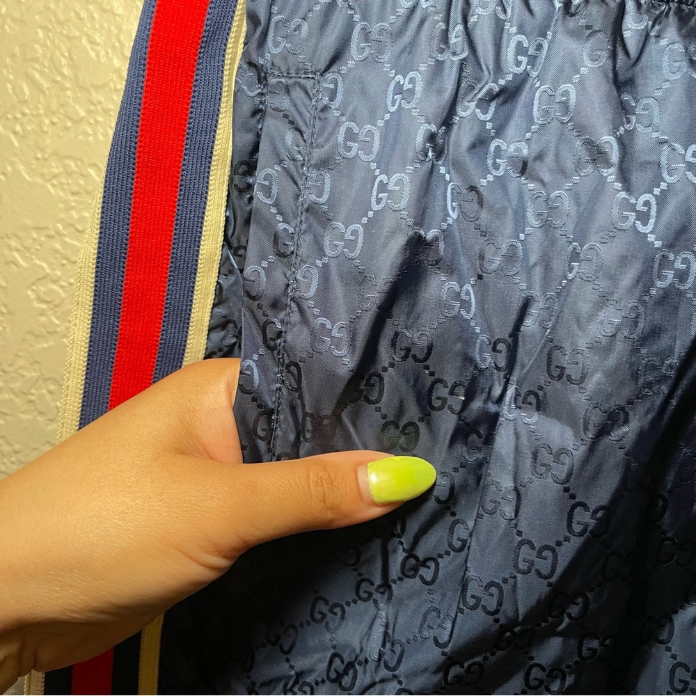 Gucci | Men’s Logo Swim Trunks Size; 52 - Picture 5 of 10